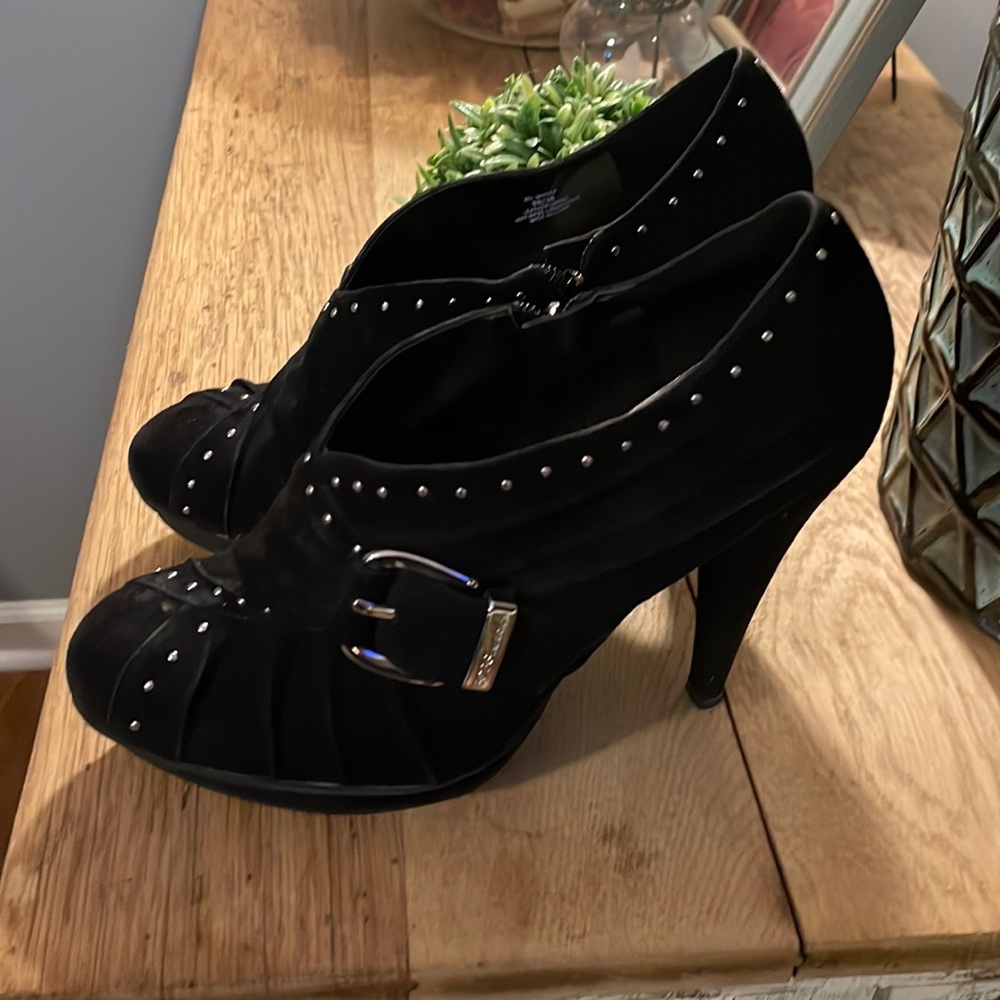 BCBG Minska booties